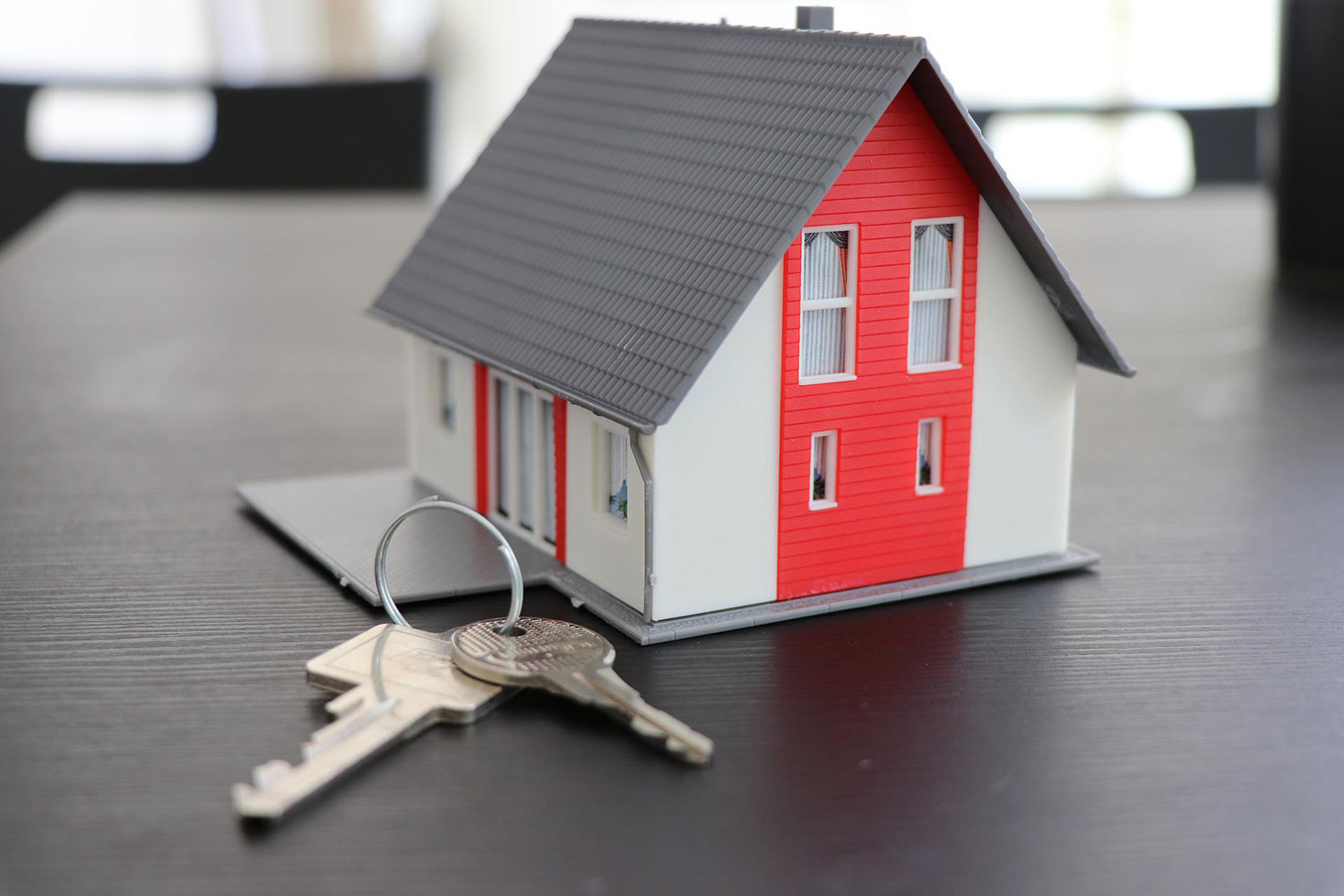 Conclure la vente d'une terre à bois ou l'achat d'une maison se conclut souvent avec la remise de clés