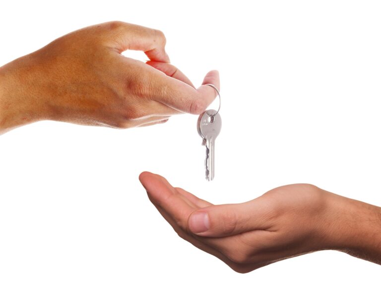 Courtier immobilier qui remet les clés suite à une transaction bénéfique